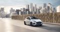 Auto - Mazda2 Hybrid vor kunstvoller Kulisse