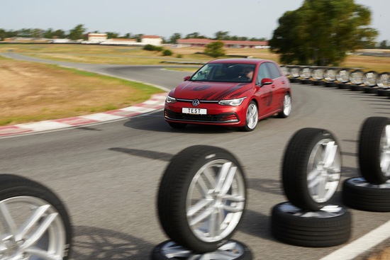 Name: sportlich-und-sicher-nicht-immer-adac-sommerreifentest-2025-elf-18-zoll-reifen-berzeugen-aber-auch-e1.jpg Größe: 1200x800 Dateigröße: 217691 Bytes