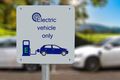 Elektro + Hybrid Antrieb - Batterie-Garantie: Das müssen Autofahrer beachten