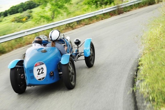 Name: -Dank-seiner-Gewichtsverteilung-von-50-50-st-rzt-sich-der-Bugatti-Blaue-in-jede-Kurve-dass-es-eine-Freude-ist-w2aq-600x400.jpg Größe: 600x400 Dateigröße: 65726 Bytes