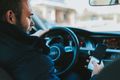 Recht + Verkehr + Versicherung - An Lenkrad und Lenker sind Handy und Smartwatch tabu