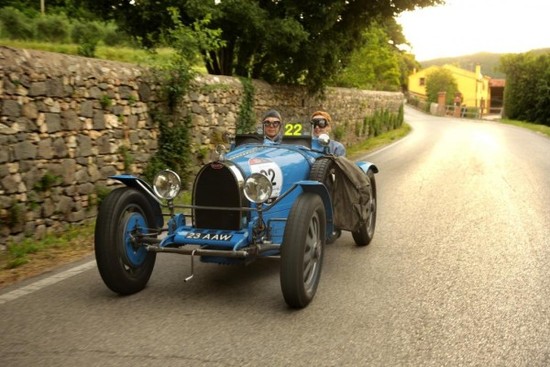 Name: Dieser-himmelblauen-Zweisitzer-mit-dem-hufeisenf-rmigen-K-hlergrill-ein-Bugatti-T35-wurde-1926-gebaut-b0rq-600x400.jpg Größe: 600x400 Dateigröße: 77095 Bytes