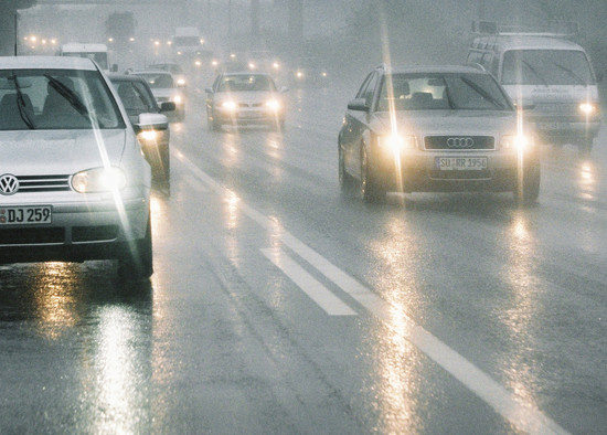 Name: Strassenverkehr_im_Regen_1176x843.jpg Größe: 1176x843 Dateigröße: 427766 Bytes