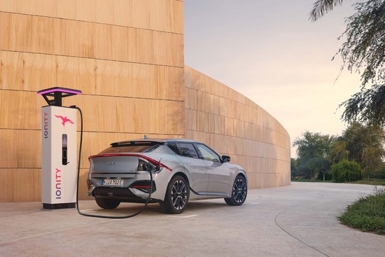 Name: Kia_Charge-Kunden_laden_bei_Ionity_fuer_39_Cent_Kia_EV6_LoRes1.jpg Größe: 2000x1333 Dateigröße: 234449 Bytes
