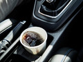 Auto - Ford testet Getränkehalter